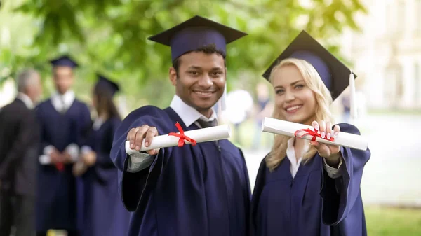 Šťastný Pár Absolventů Ukazující Diplomy Úsměvem Kompletní Vysoké Školství — Stock fotografie