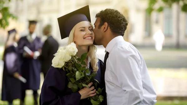 彼氏大学院恋人に花を与えることと彼女にキスを気遣うこと — ストック写真