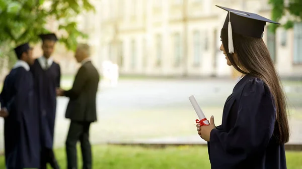 Žena Maturitou Slaví Úspěšné Ukončení Vzdělávání Budoucí — Stock fotografie