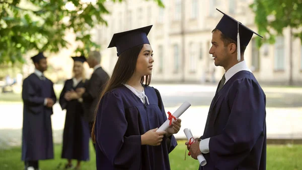 Graduados Internacionales Con Diplomas Conversando Intercambio Estudiantes —  Fotos de Stock