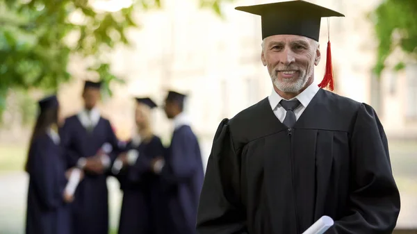 Homem Envelhecido Roupa Graduação Professor Obtendo Novo Grau Carreira Acadêmica — Fotografia de Stock