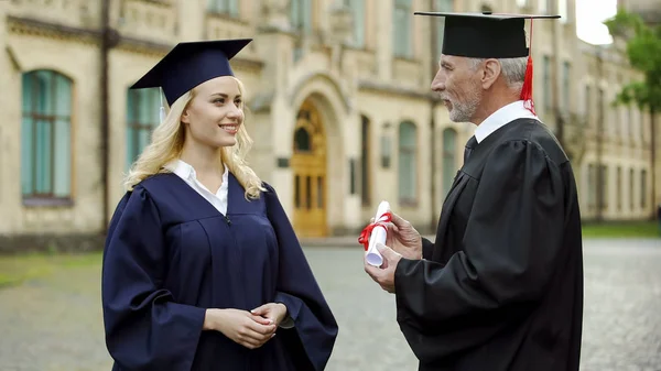 Chanceler Universidade Dando Diploma Para Estudante Graduação Futuro Bem Sucedido — Fotografia de Stock