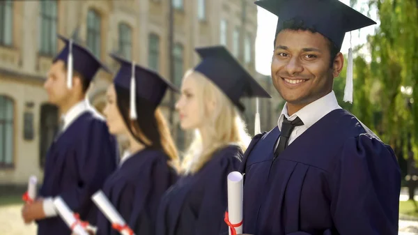 Postgraduální Student Smíšený Závodit Diplomem Úsměv Kamery Výměnný Program — Stock fotografie