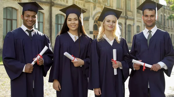 Licenciados Regalia Académica Titulares Diplomas Celebrando Graduação — Fotografia de Stock