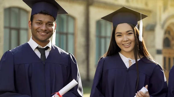 Estudante Universitário Roupa Graduação Com Diplomas Sorrindo Educação Exterior — Fotografia de Stock