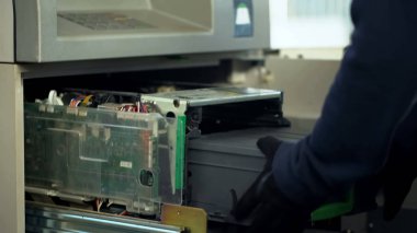 Bakım işçisi durumlarda para ile Atm, yetkili erişim, hizmet ekleme