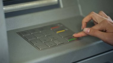 Bayan banka hesabını kontrol ve geri çekmek para--dan Atm toplu iğne sayı girme