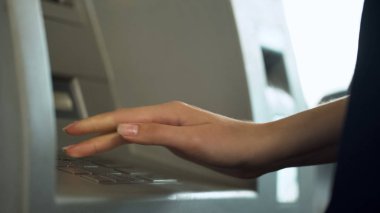 Banka hesabına bak ve Atm den para çekmek için PIN numarasını girerek erkek