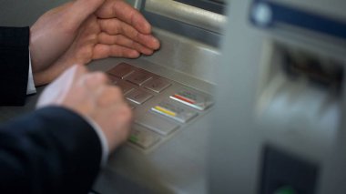 Erkek güvenlik için onun PIN kodu eklerken Atm klavye gizleme şifre
