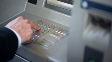 İşadamı Atm, bankacılık hizmetleri, finans klavyede onun PIN kodunu girme
