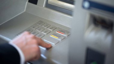 Atm klavyede onun PIN kodunu girme, hizmet bankacılık iş adamı closeup