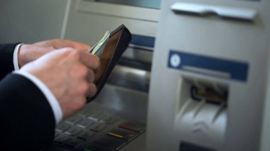 M-cüzdan, para yurtdışına seyahat Atm den çekilen dolar koyarak eller mans