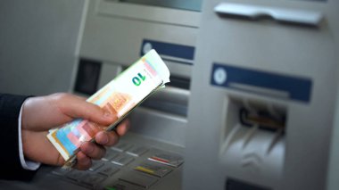 Euro almak otomatik vezne makinesi, nakit geri çekilmesi, bankacılık erkek