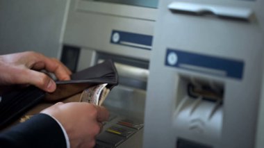 Japon yeni cüzdan, para seyahat Atm den çekilen koyarak eller mans