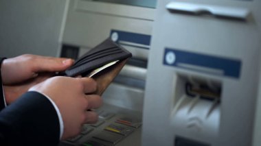 M-cüzdan, para seyahat Atm den çekilen Rus ruble koyarak eller mans