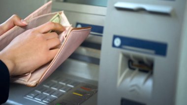 Erkek cüzdan, para çekme Atm den çekilen koyarak dolar seyahat eller