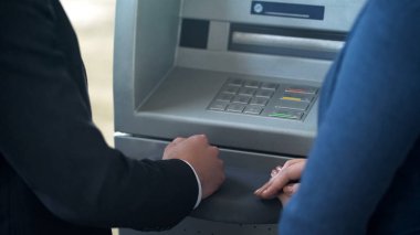 Yeni istemci Atm ile iyi bir servis teknolojileri kullanmayı gösterilen Banka çalışanlarının