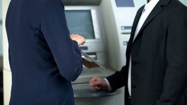 İstemci tablete nasıl nakit çekme ve faturaları online ödeme gösterilen Banka çalışanlarının