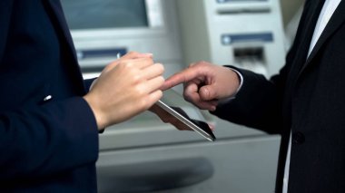 Nasıl online bankacılık işlemleri tablet tamamlamak için istemci danışmanlık bankacı