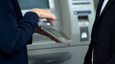 Banka Yardımcısı yardım istemci kitap Tren biletleri tablet, fatura ödeme kullanma