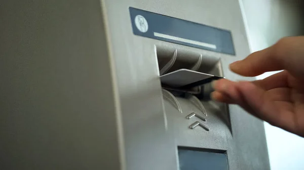 Henkilö Joka Poistaa Luottokortin Pankkiautomaatista Vahvistaa Pankkitoiminnan Päättymisen — kuvapankkivalokuva