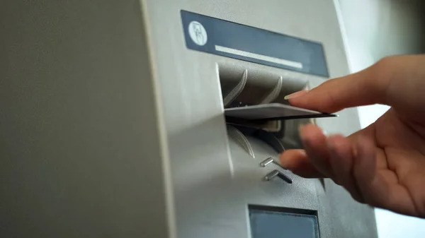 Atm Läsare Tar Kreditkort Och Återlämna Den Efter Identifiering Säkerhet — Stockfoto