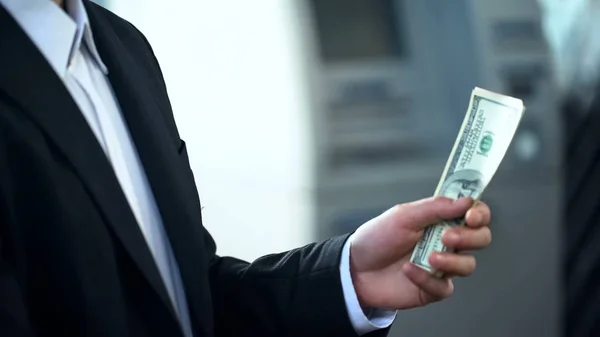 Homem Segurando Notas Dólares Retiradas Atm Bom Serviço Viagem Negócios — Fotografia de Stock