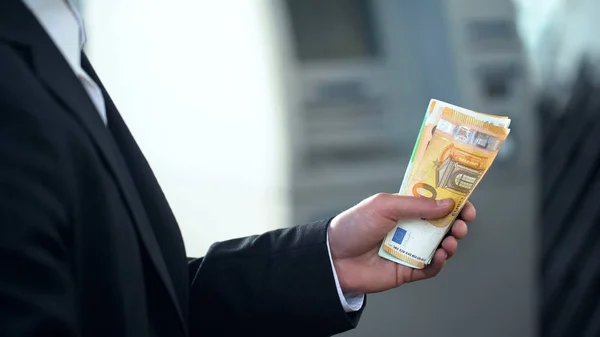 Hombre Posesión Billetes Euros Retirados Del Cajero Automático Buen Servicio — Foto de Stock