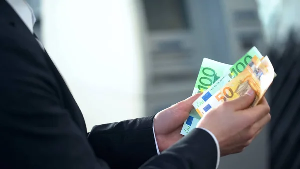 Mannelijke Tellen Euro Onttrokken Atm Goede Service Zakenreis Naar Europa — Stockfoto