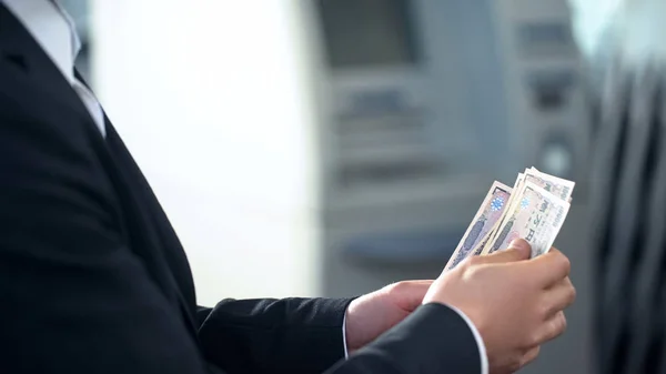 Mannelijke Tellen Yens Onttrokken Atm Goede Service Zakenreis Naar Japan — Stockfoto