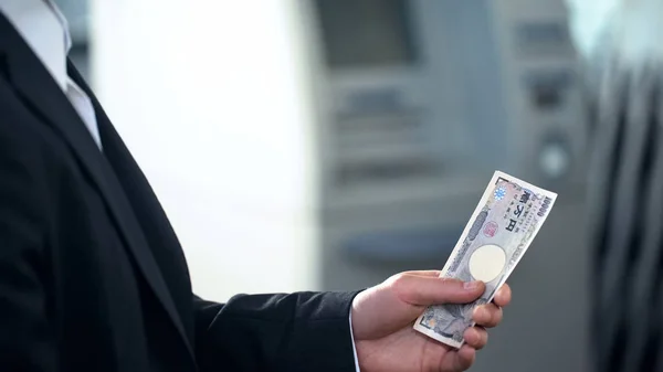 Man Met Japanseyen Bankbiljetten Onttrokken Atm Goede Service Reizen — Stockfoto