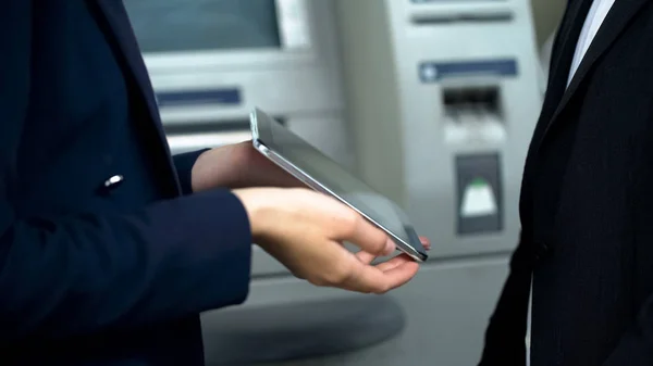 Βοηθός Βοηθώντας Πελάτη Online Τραπεζική Εφαρμογή Στο Tablet Πληρωμή Λογαριασμού — Φωτογραφία Αρχείου