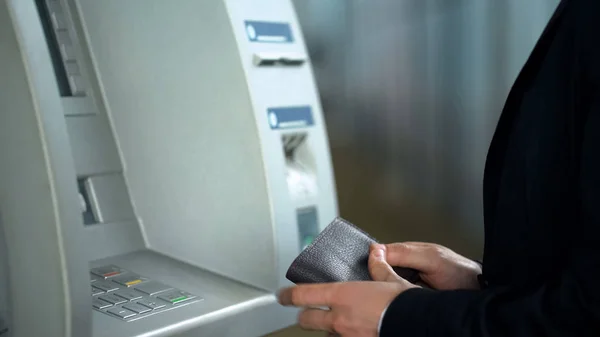 Бізнесмен Чекаючи Готівку Банкоматів Після Вставлення Картки Введення Pin Коду — стокове фото