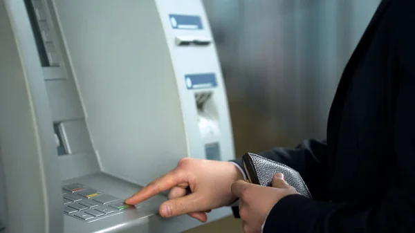 Бізнесмен Вводить Штифт Код Автоматизованій Машині Отримання Грошей — стокове фото