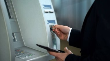 Bankacılık işlem bitirme, bankacılık Atm den çýkartýrken işadamı