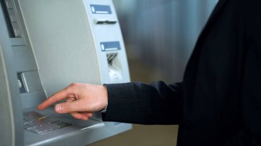ATM kullanarak, PIN kodu yazıp iptal düğmesi, sistem hatası tuşuna basarak erkek el