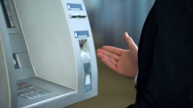 İstemci Atm iş yerinde rahatsız, kart got şaşırıp kalmış içinde makine, sistem hatası bankacılık