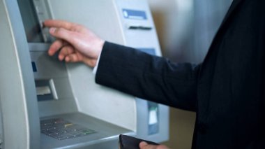 Para, 24 saat hizmet almak için erkek Atm klavyede PIN kodunu girme