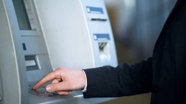 Yolcular için bankacılık para almak, çelme takmak için işadamı PIN kodunu girme