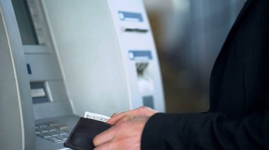 Erkek çanta, koyarak dolar banka hesabından, Atm para çekme eller