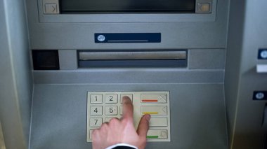 Erkek el giren PIN kodu Atm ve euro para nakit, üstten görünüm çekilmesi