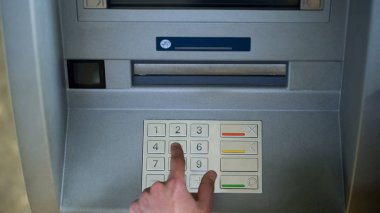 Erkek eli para nakit, üstten görünüm, bankacılık çekilmeye Atm PIN kodunu girme