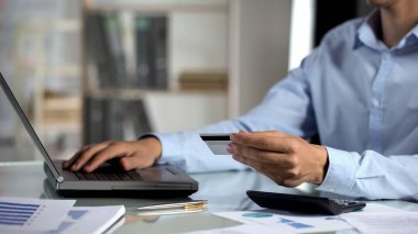 Online alışveriş, banka kartı numarası ofis dizüstü bilgisayar, girme yönetici