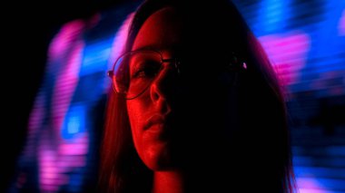 Genç kadın dışarı asılı kulüpte, gece hayatı, uyuşturucu etkisi altında yakın çekim