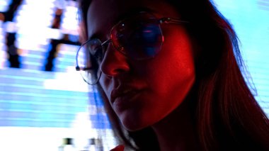 Medya alanı tarafından Reklam Videoları, Tv etkisi kavramı çevrili kadında