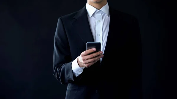Aplicativo Smartphone Rolagem Político Lendo Notícias Line Mensagens — Fotografia de Stock
