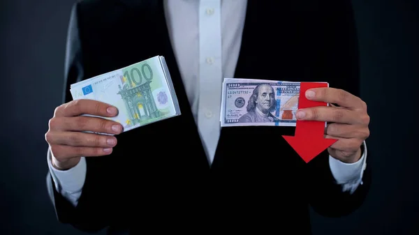 Man Met Bankbiljetten Dollar Dalen Ten Opzichte Van Euro Beurs — Stockfoto