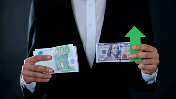 Man Met Bankbiljetten Dollar Groeien Ten Opzichte Van Euro Beurs — Stockfoto