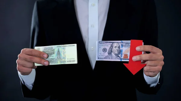 Человек Держит Банкноты Доллар Падает Относительно Российского Рубля Фондовый Рынок — стоковое фото