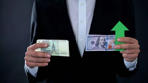 Man Met Bankbiljetten Dollar Groeiende Relatieve Russische Roebel Beurs — Stockfoto